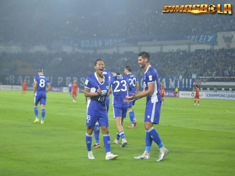 BRI Super League: Persib Bandung Kehilangan Adam Alis karena Cedera Kaki
