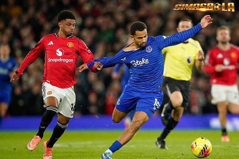 Aib Man Utd Kalah dari Everton: Luke Shaw Disorot, Formasi Lima Bek Dipertanyakan